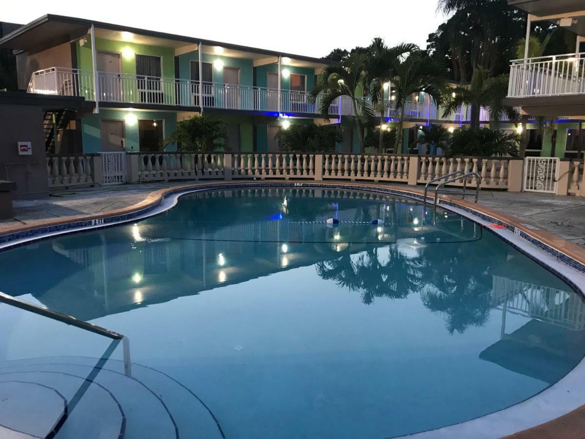 Tropical Inn & Suites, Downtown קלירווטר מראה חיצוני תמונה